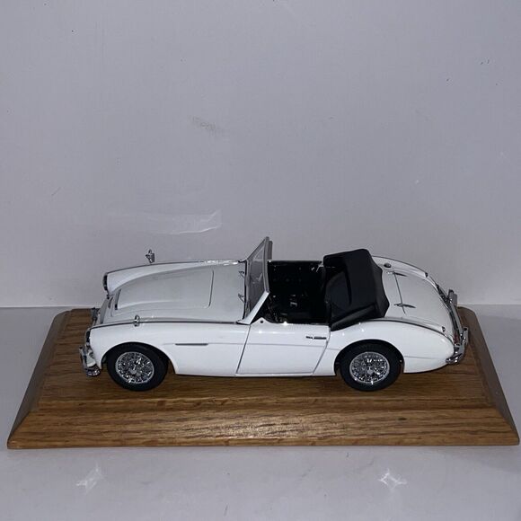 1961 Austin Healey 3000 White AUTOart Millennium 1:18 Scale Die Cast Model Car